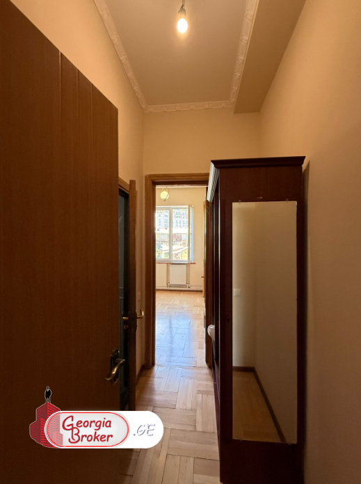 იყიდება  გარემონტებული  3 ნომრიანი (160კვ.მ ) სასტუმრო