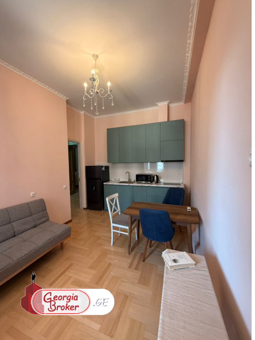 იყიდება  გარემონტებული  3 ნომრიანი (160კვ.მ ) სასტუმრო