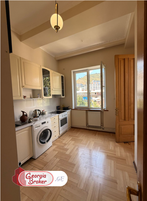 იყიდება  გარემონტებული  3 ნომრიანი (160კვ.მ ) სასტუმრო