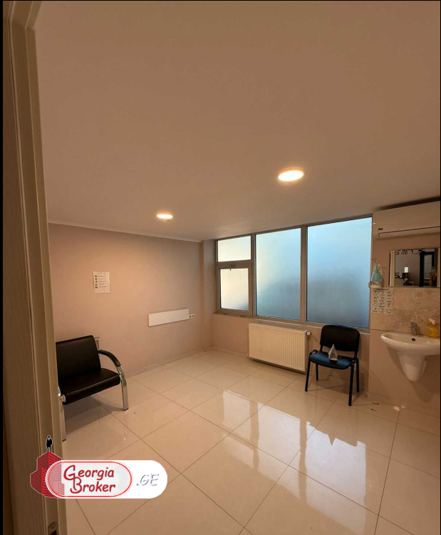 იყიდება ახალი გარემონტებული უნივერსალური ფართი