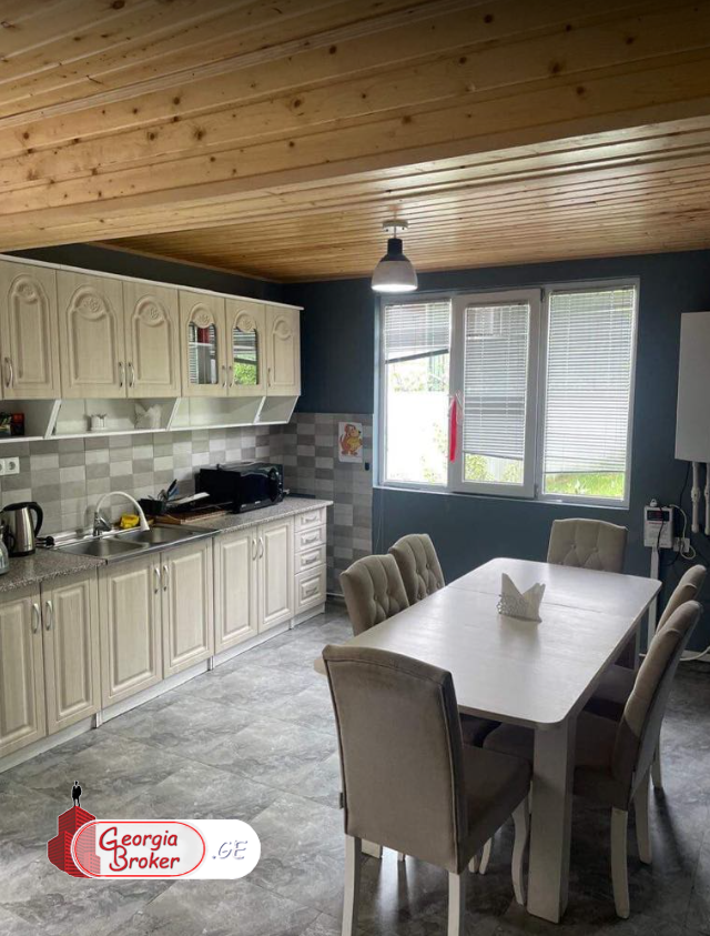 იყიდება ახალი გარემონტებული 10 ოთახიანი სახლი