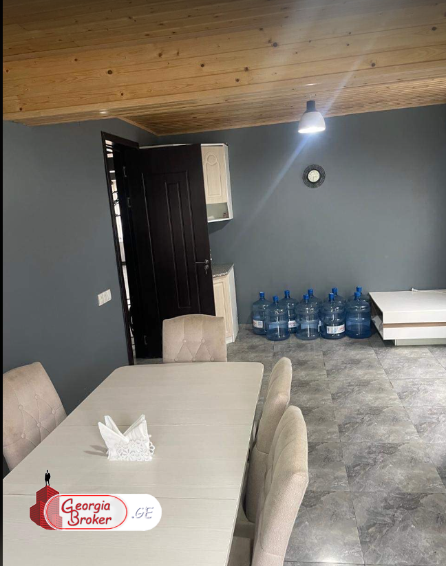 იყიდება ახალი გარემონტებული 10 ოთახიანი სახლი