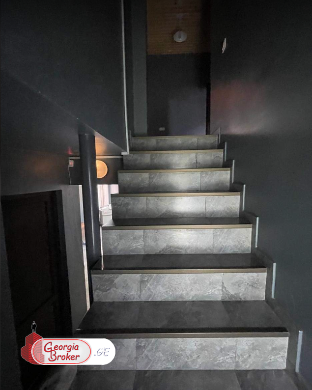 იყიდება ახალი გარემონტებული 10 ოთახიანი სახლი