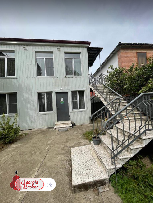 იყიდება ახალი გარემონტებული 10 ოთახიანი სახლი