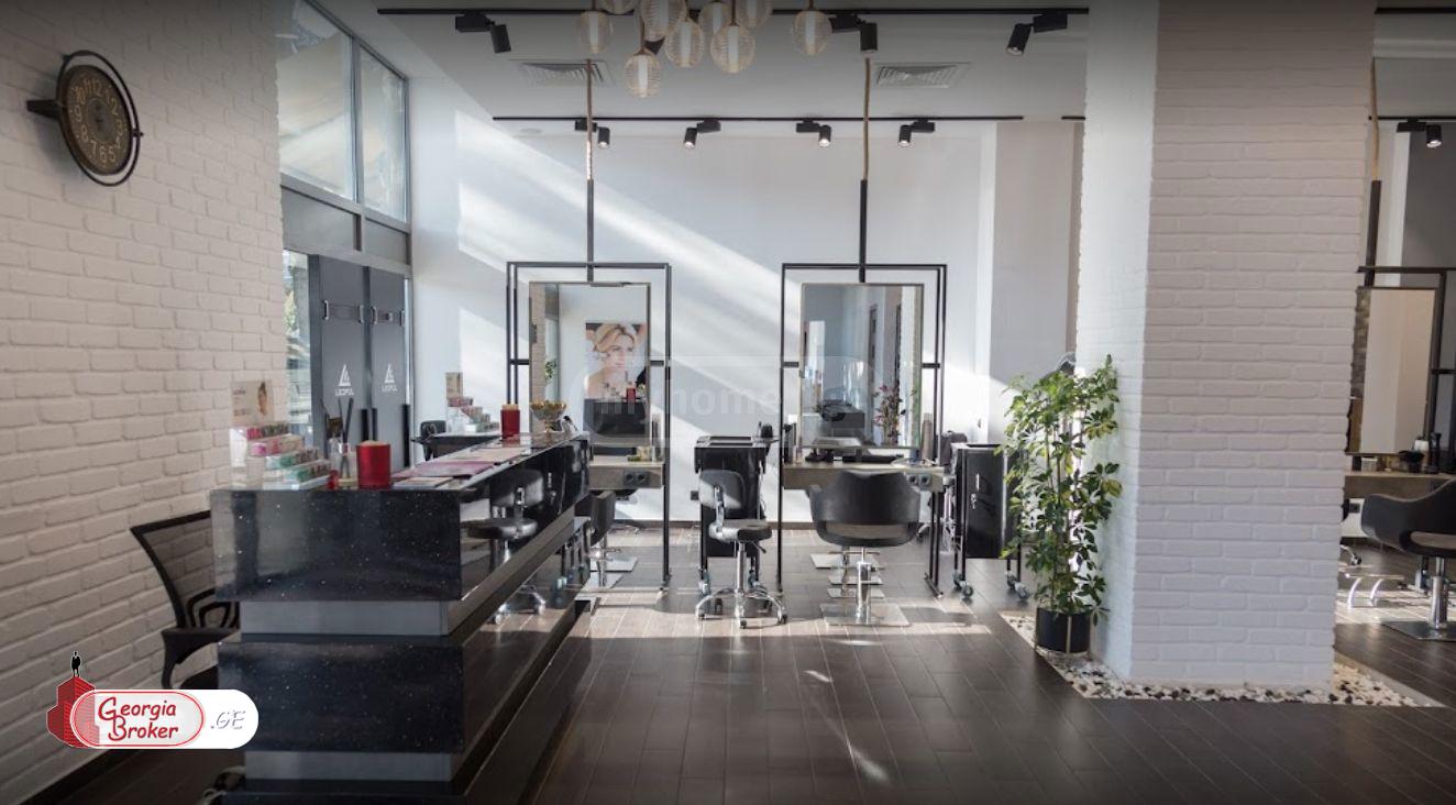 იყიდება ახალი გარემონტებული უნივერსალური ფართი ვაკეში