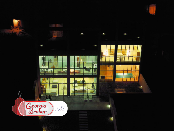 - მრავალფუნქციური თანამედროვე შენობა,