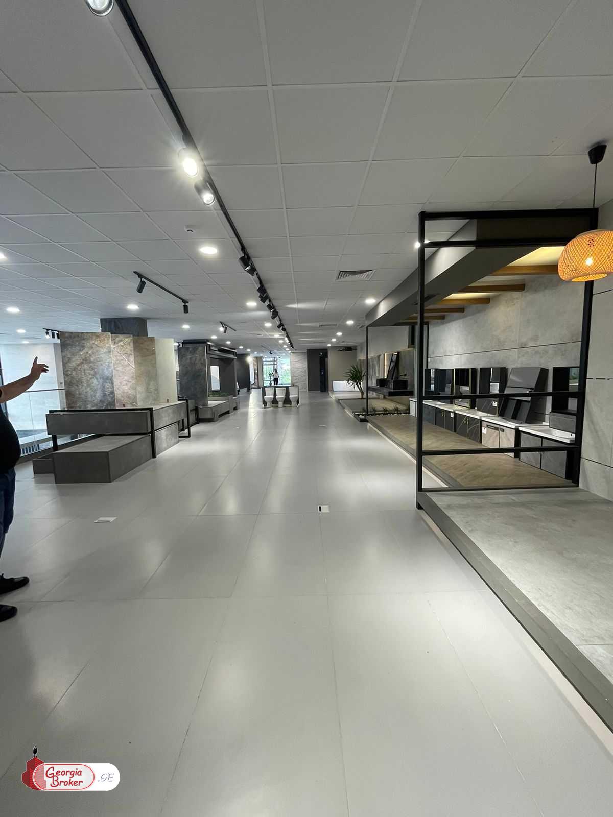 продается торговое помещение с новым ремонтом