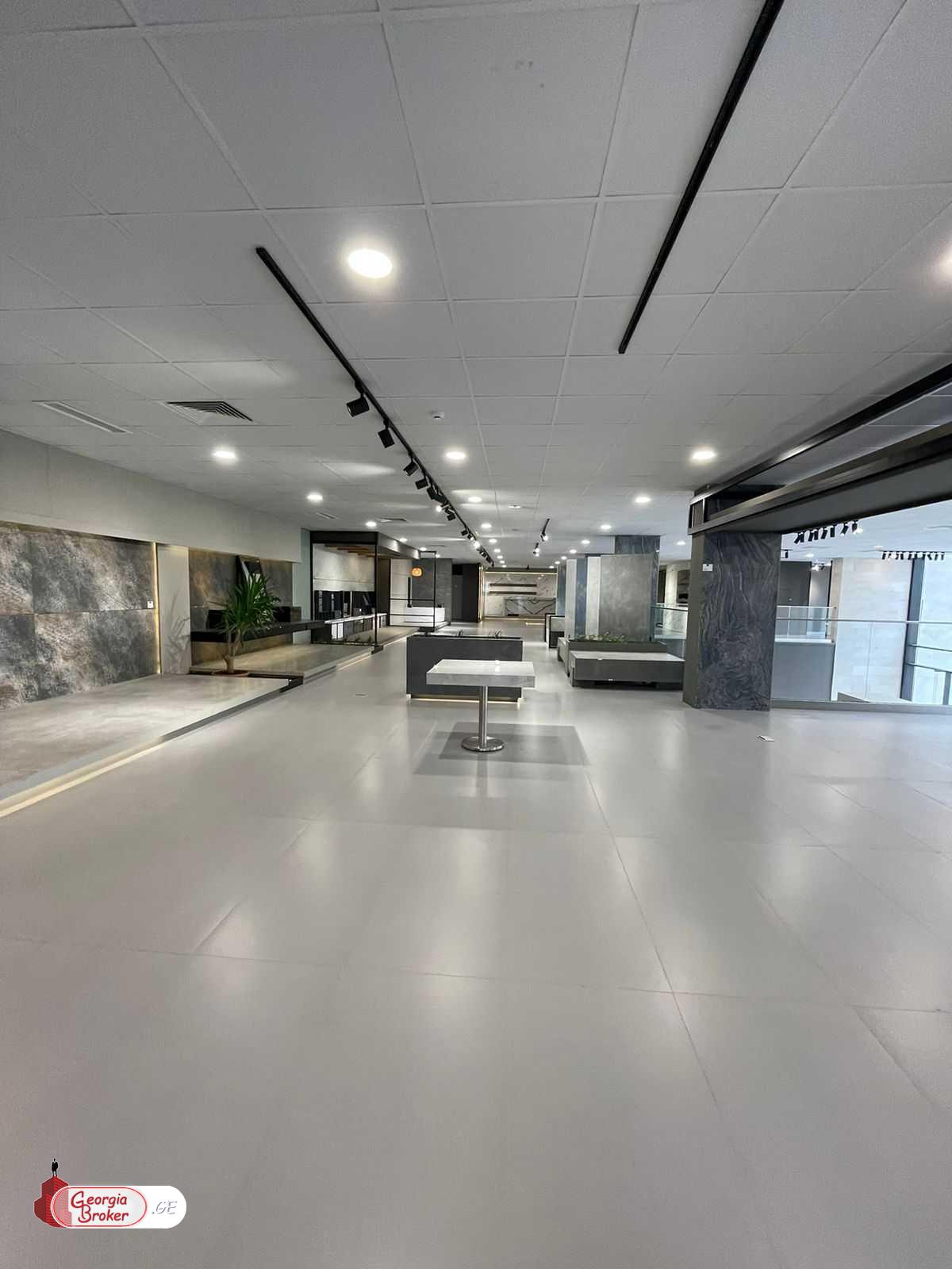 продается торговое помещение с новым ремонтом