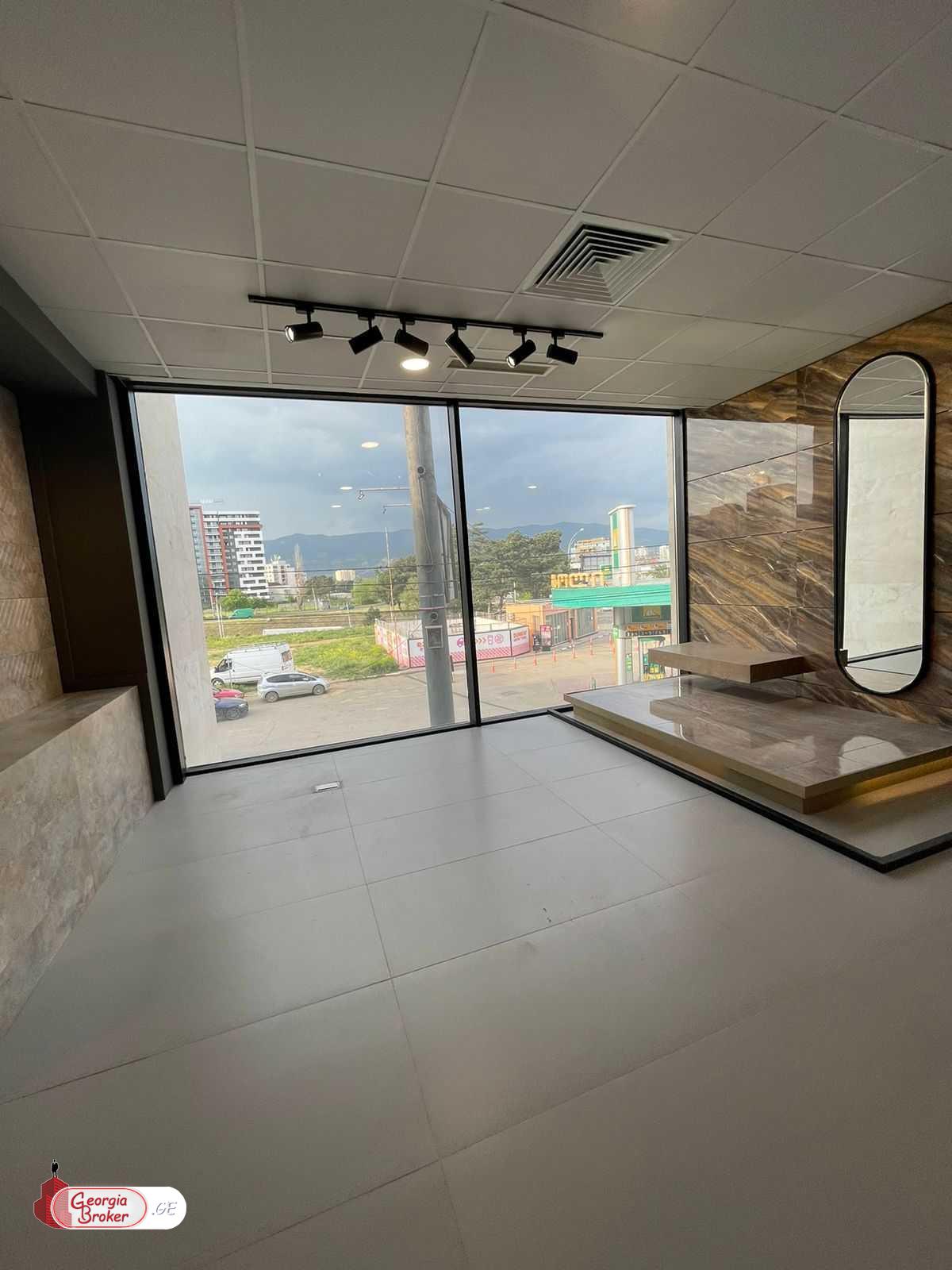 продается торговое помещение с новым ремонтом