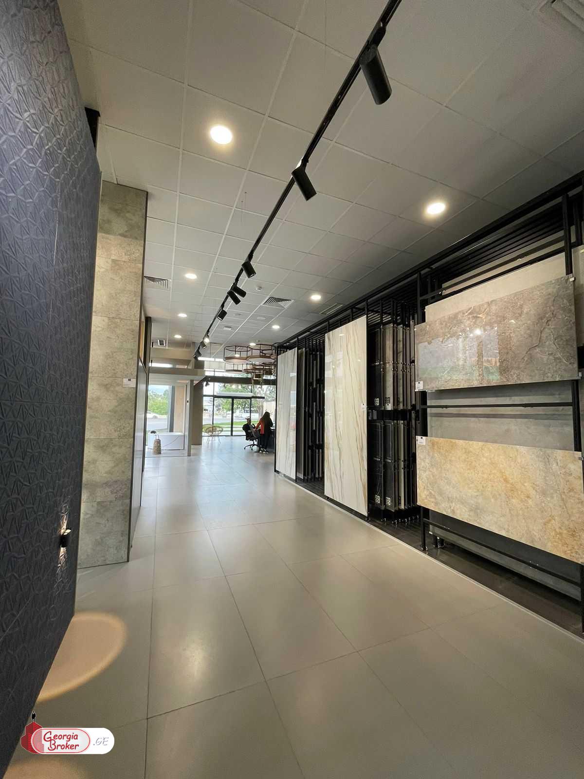 продается торговое помещение с новым ремонтом