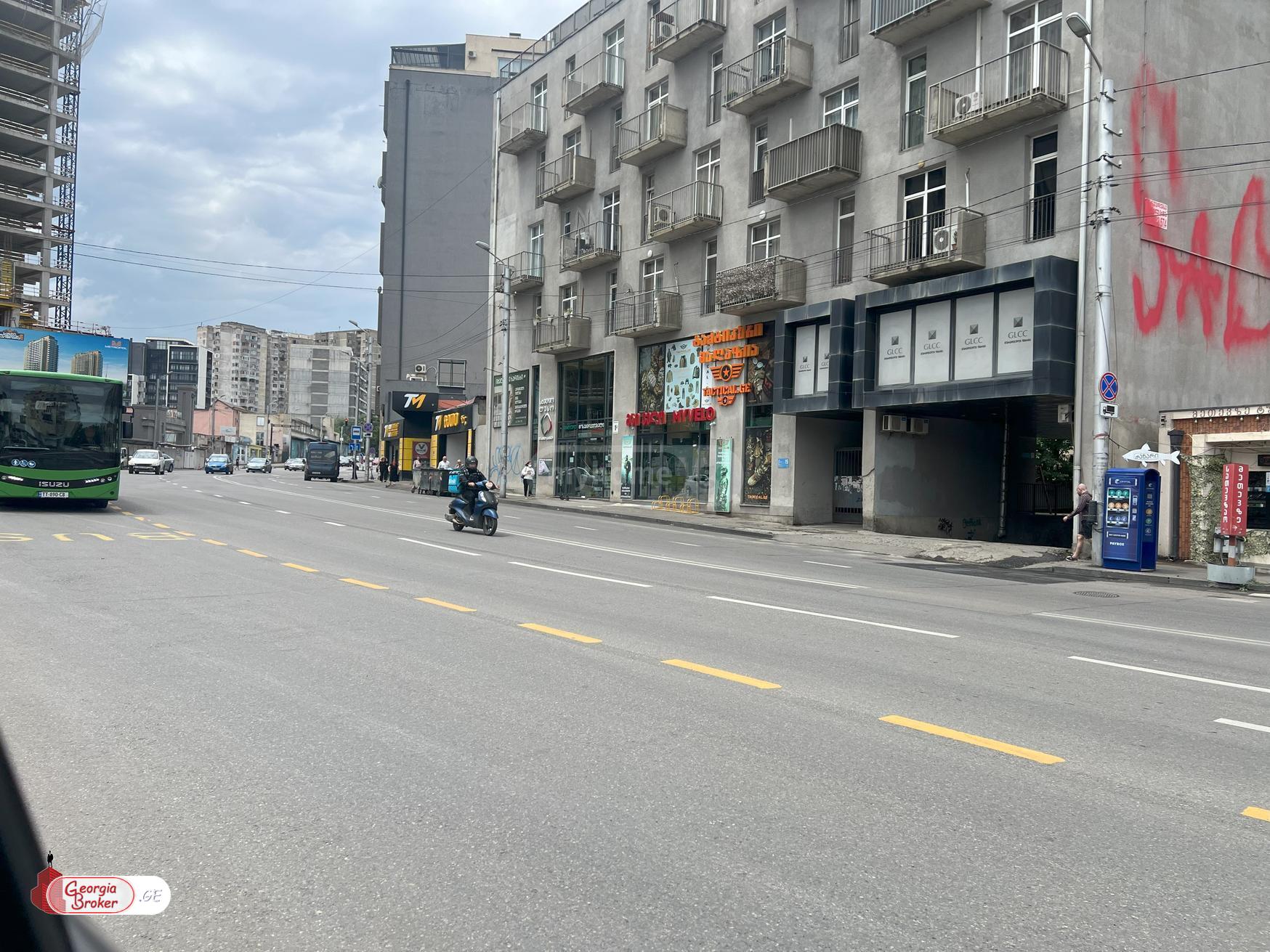 продается торговое помещение с новым ремонтом 1-комната