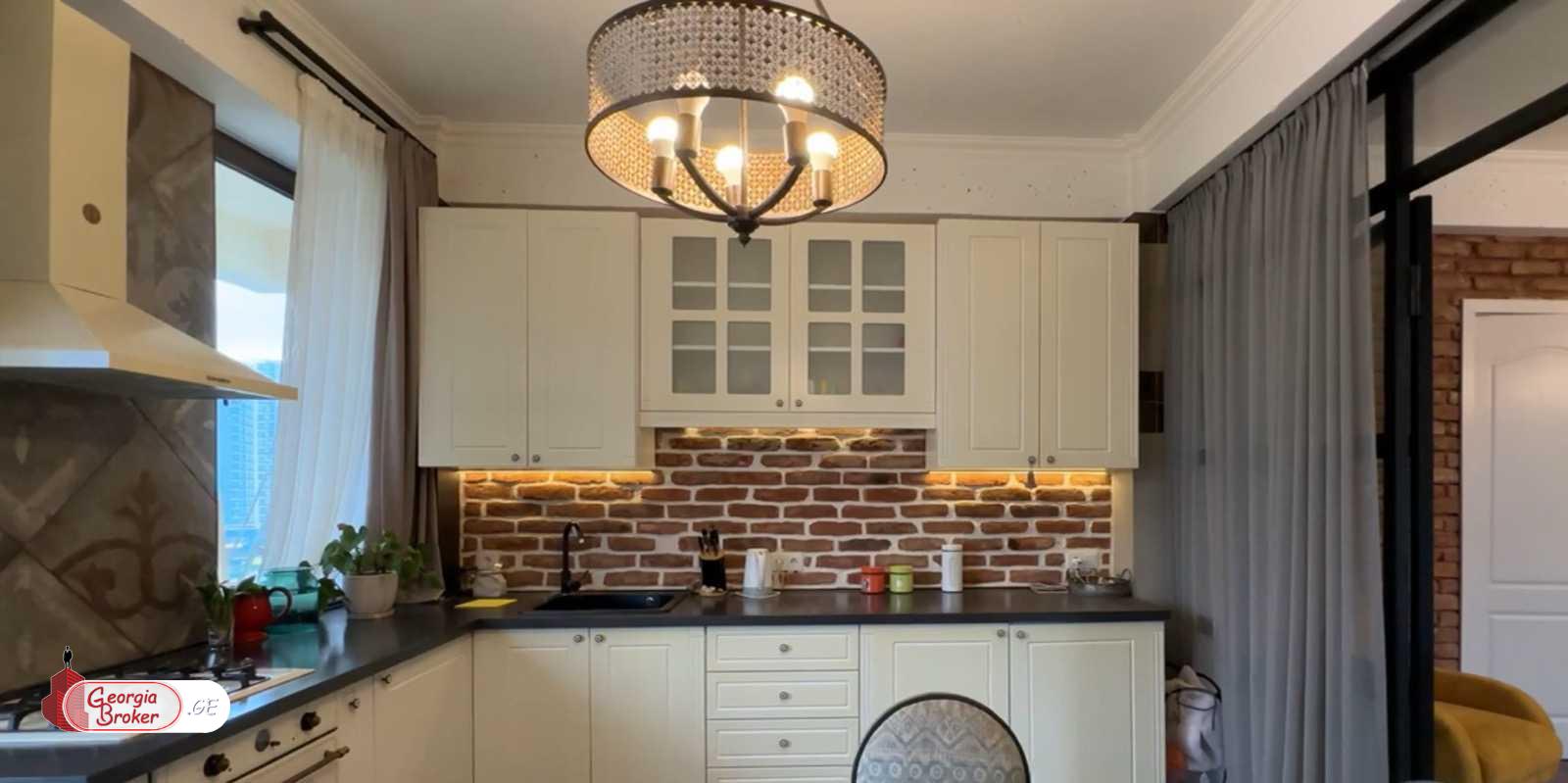 продается квартира с новым ремонтом 4-комнаты