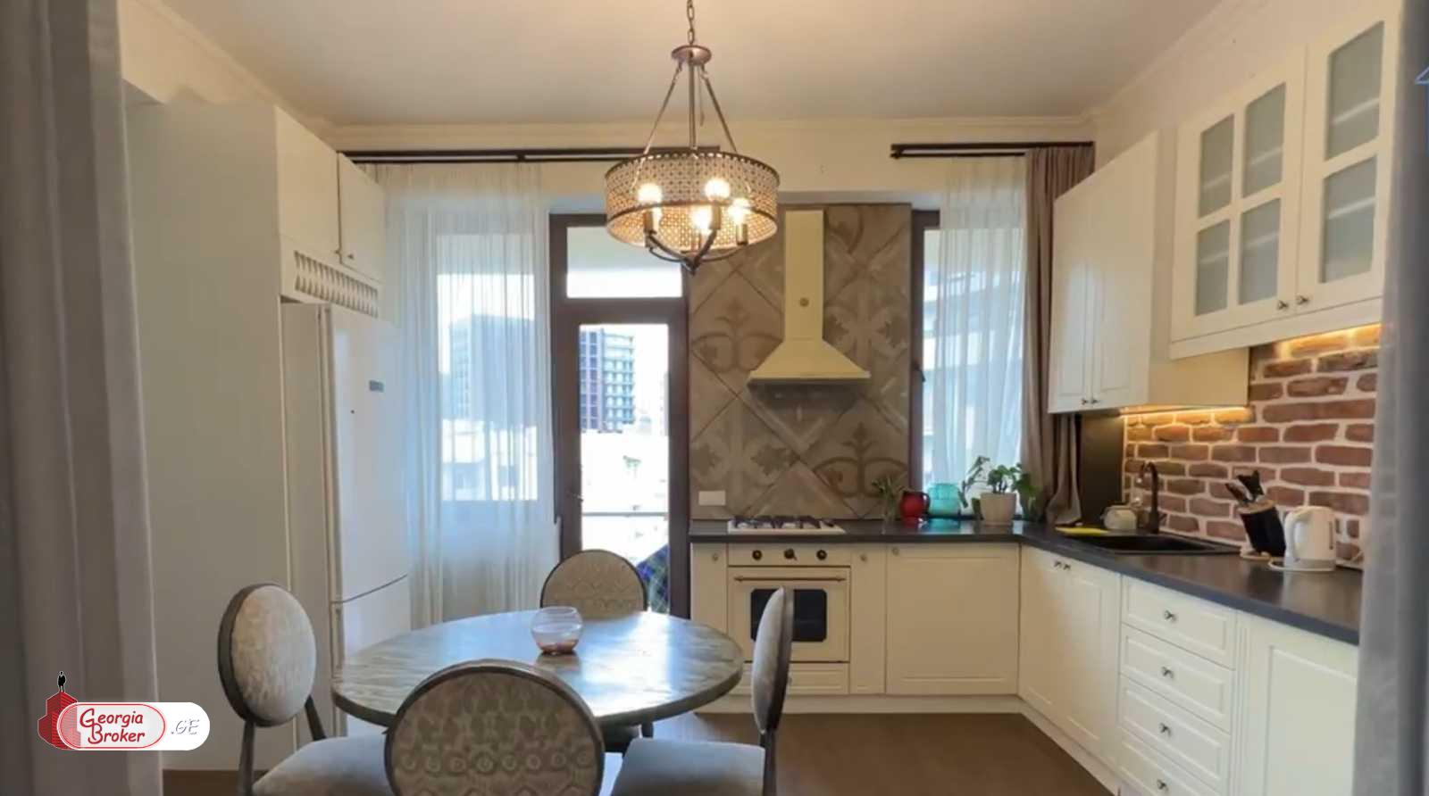 продается квартира с новым ремонтом 4-комнаты