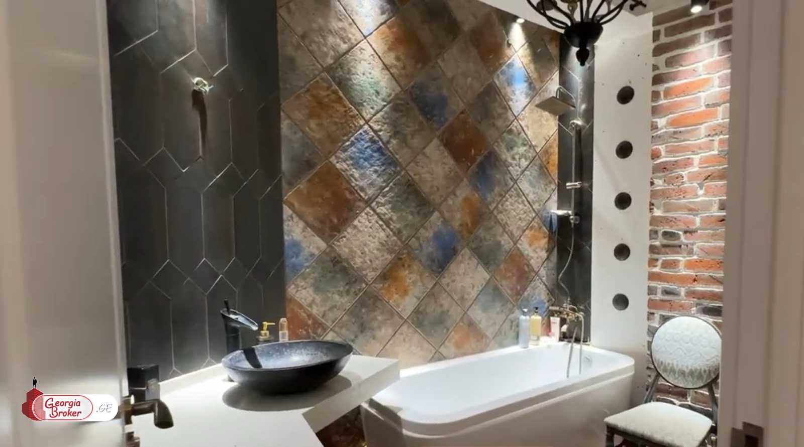 продается квартира с новым ремонтом 4-комнаты