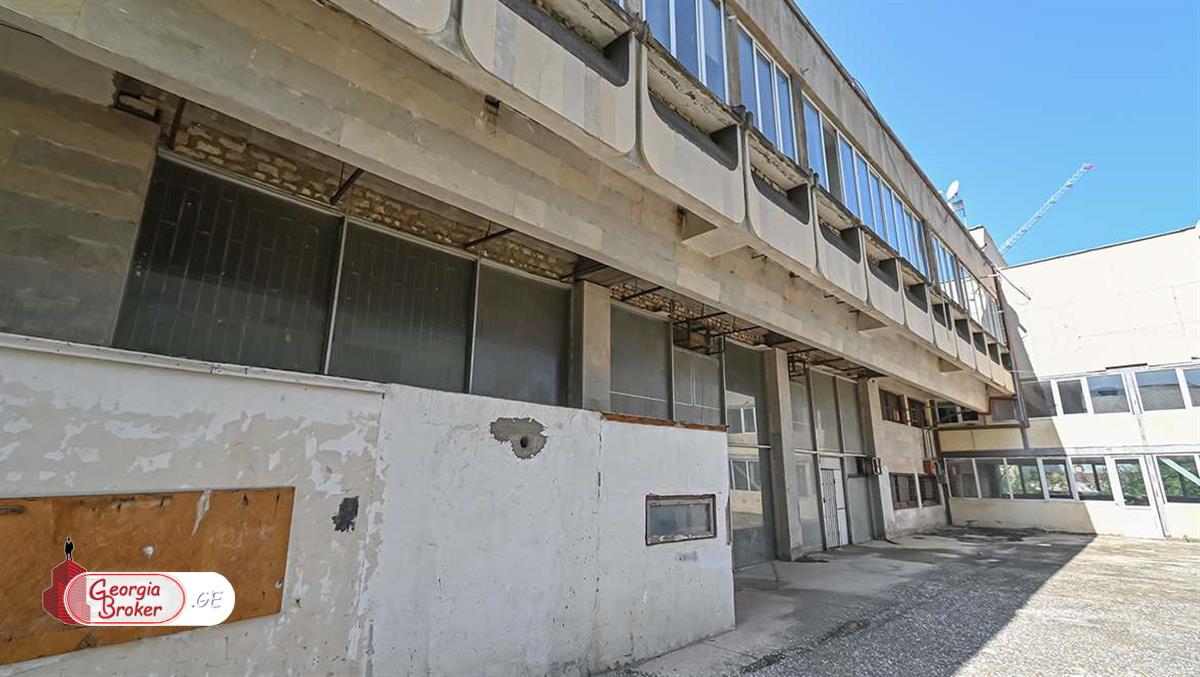 იყიდება ახალი გარემონტებული უნივერსალური ფართი