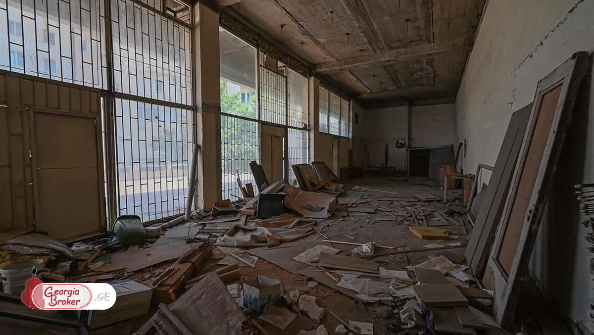 იყიდება ახალი გარემონტებული უნივერსალური ფართი