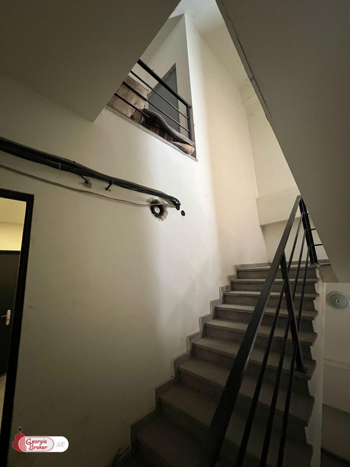 იყიდება ახალი გარემონტებული 7 ოთახიანი ბინა