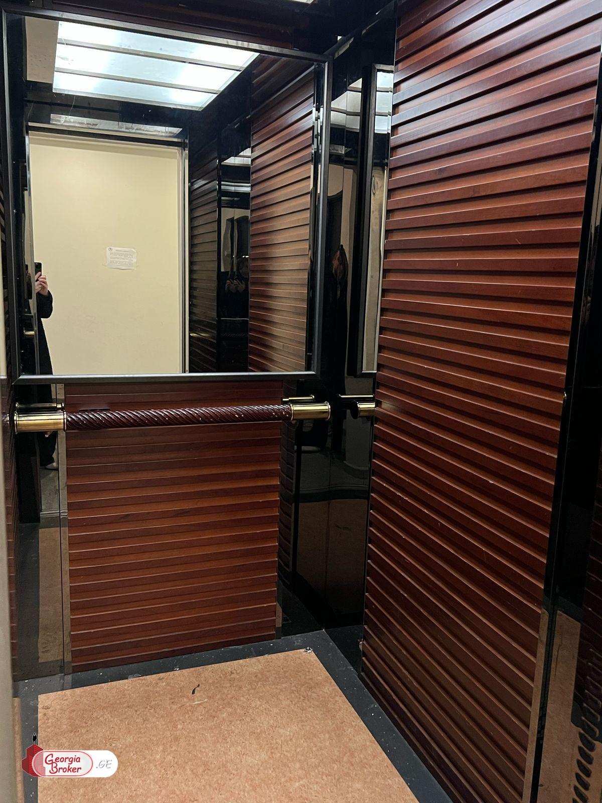 იყიდება ახალი გარემონტებული 7 ოთახიანი ბინა