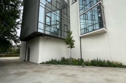 ქირავდება ახალი გარემონტებული უნივერსალური ფართი