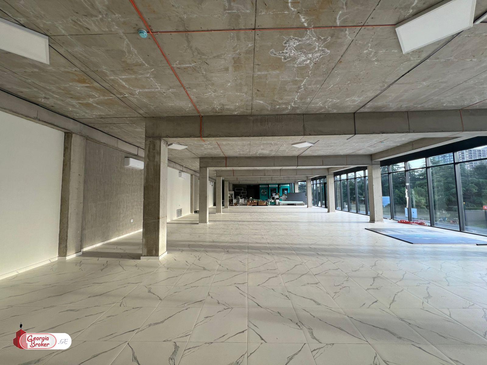 ქირავდება ახალი გარემონტებული სავაჭრო ფართი