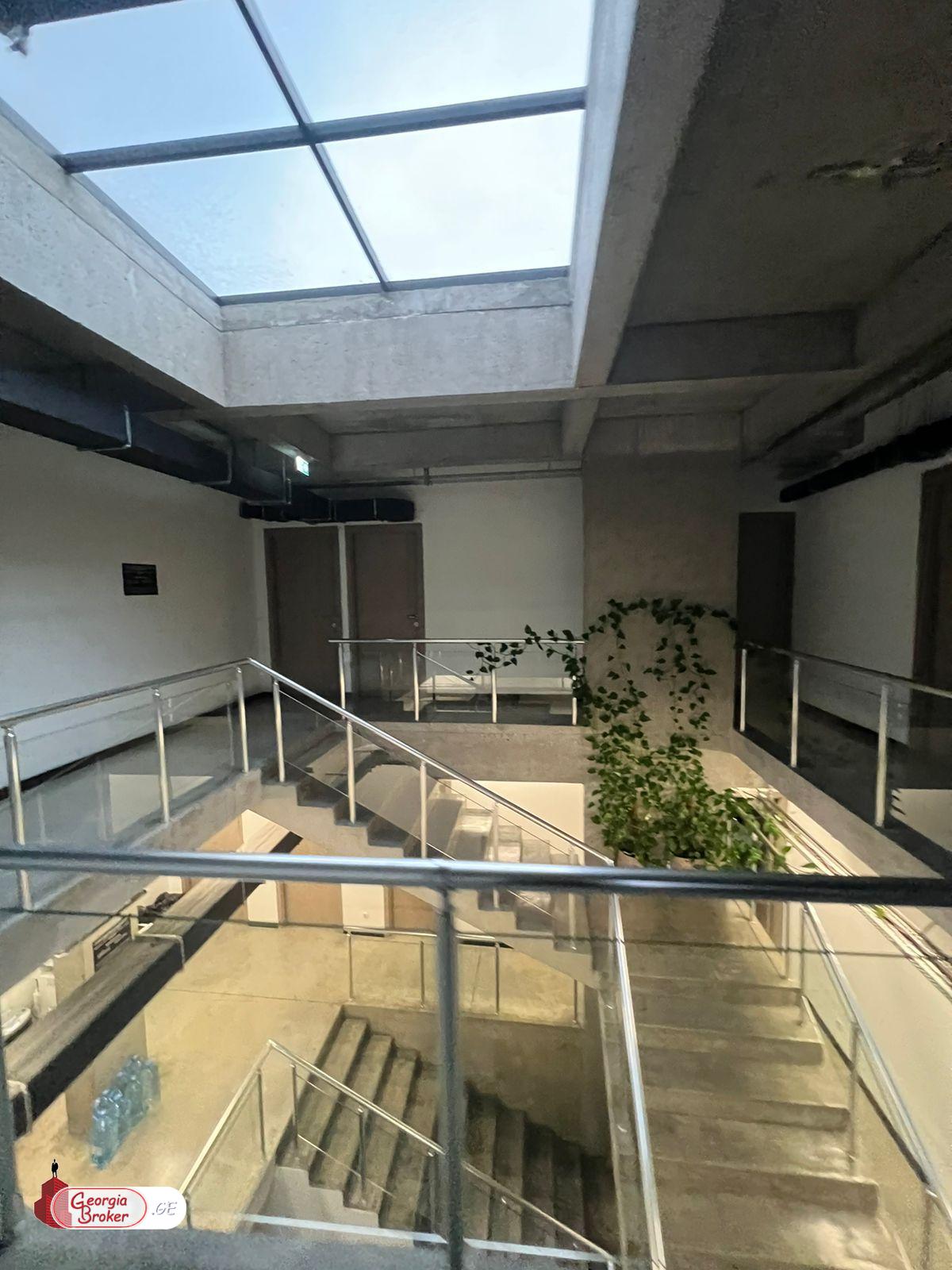 в аренду офис с новым ремонтом 11-комнат