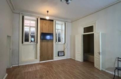 იყიდება ძველი გარემონტებული 2 ოთახიანი ბინა