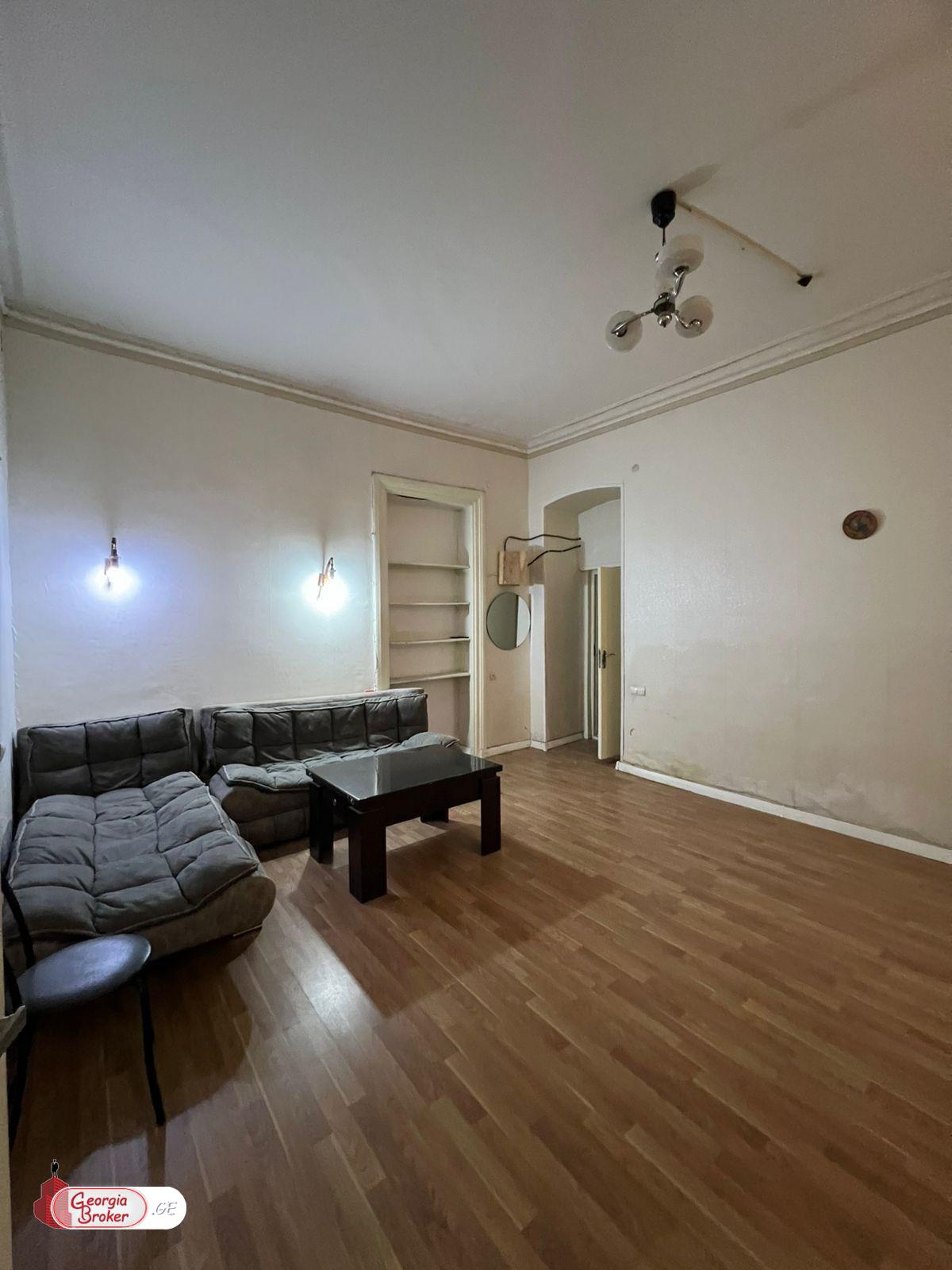 იყიდება ძველი გარემონტებული 2 ოთახიანი ბინა