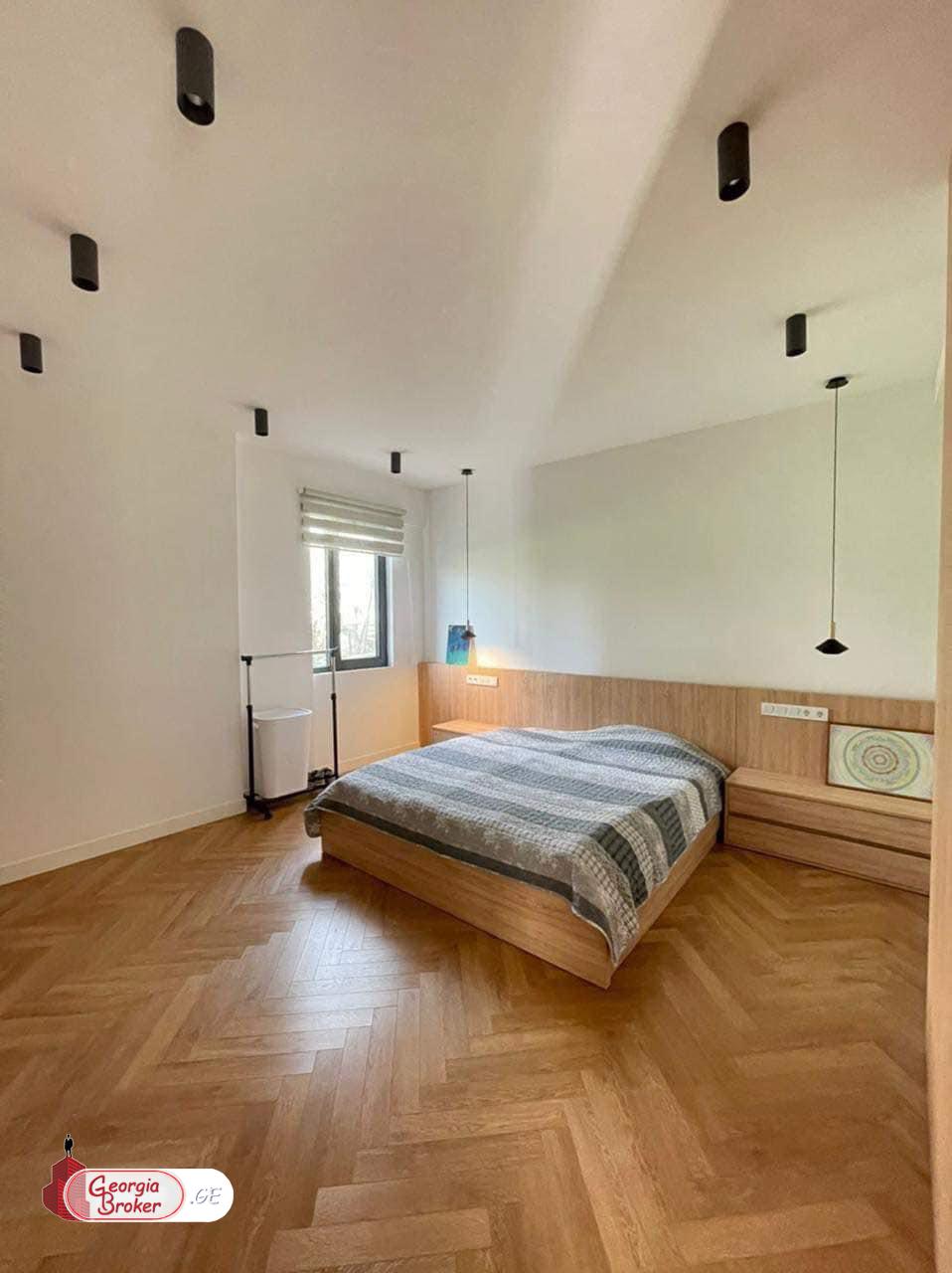 продается квартира с новым ремонтом 4-комнаты