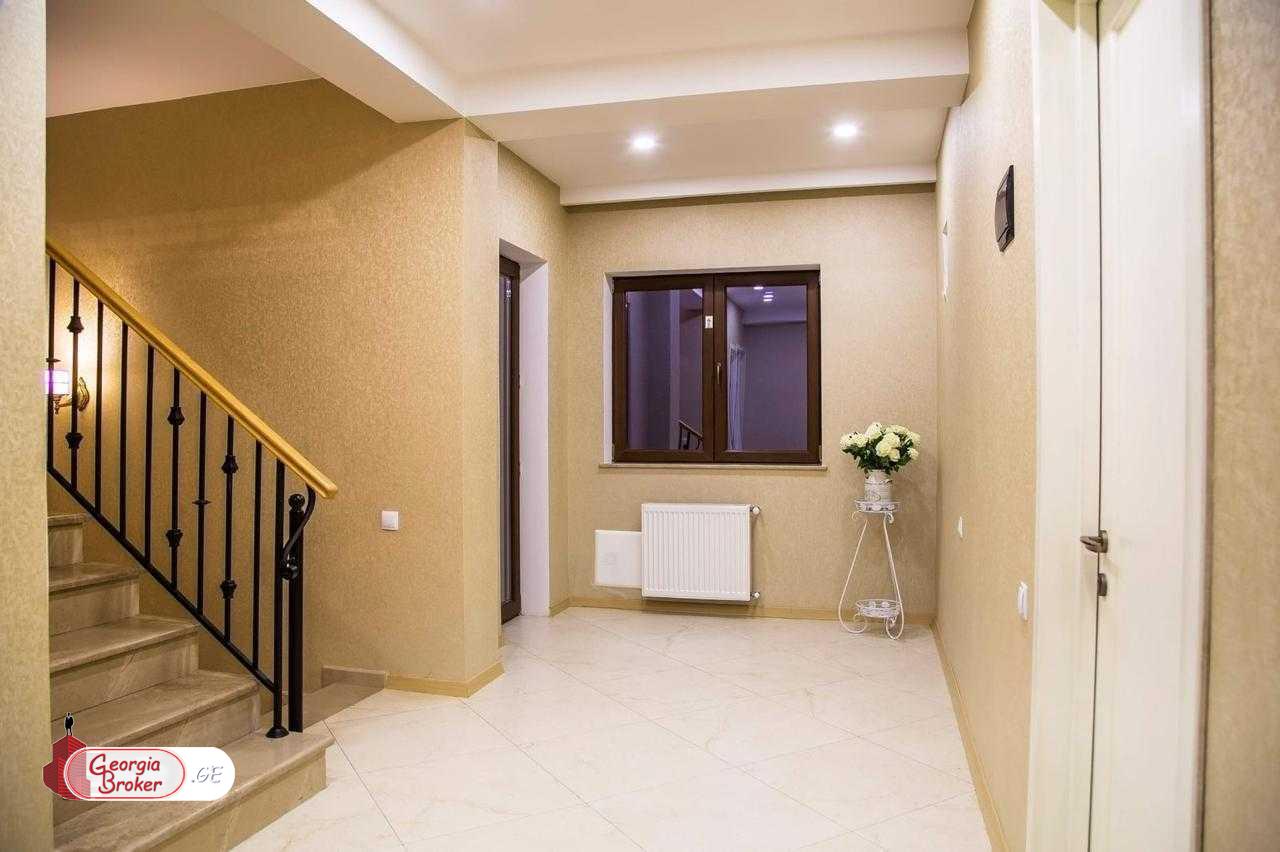 იყიდება ახალი გარემონტებული 9 ოთახიანი სახლი