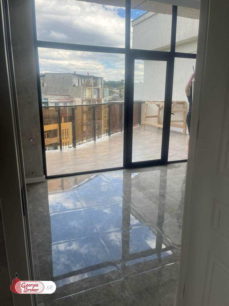 продается квартира с новым ремонтом 3-комнаты