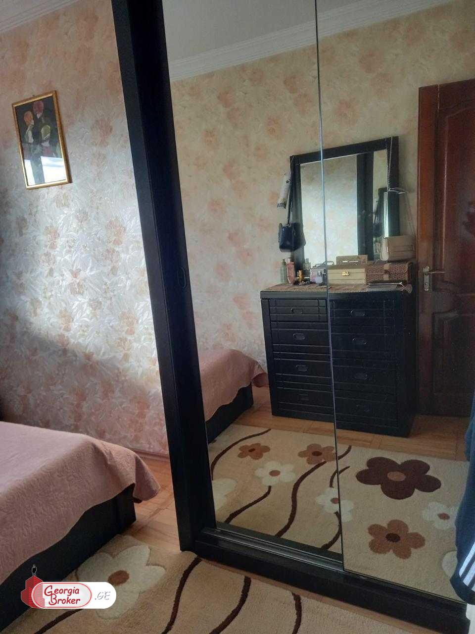 продается квартира с новым ремонтом 3-комнаты