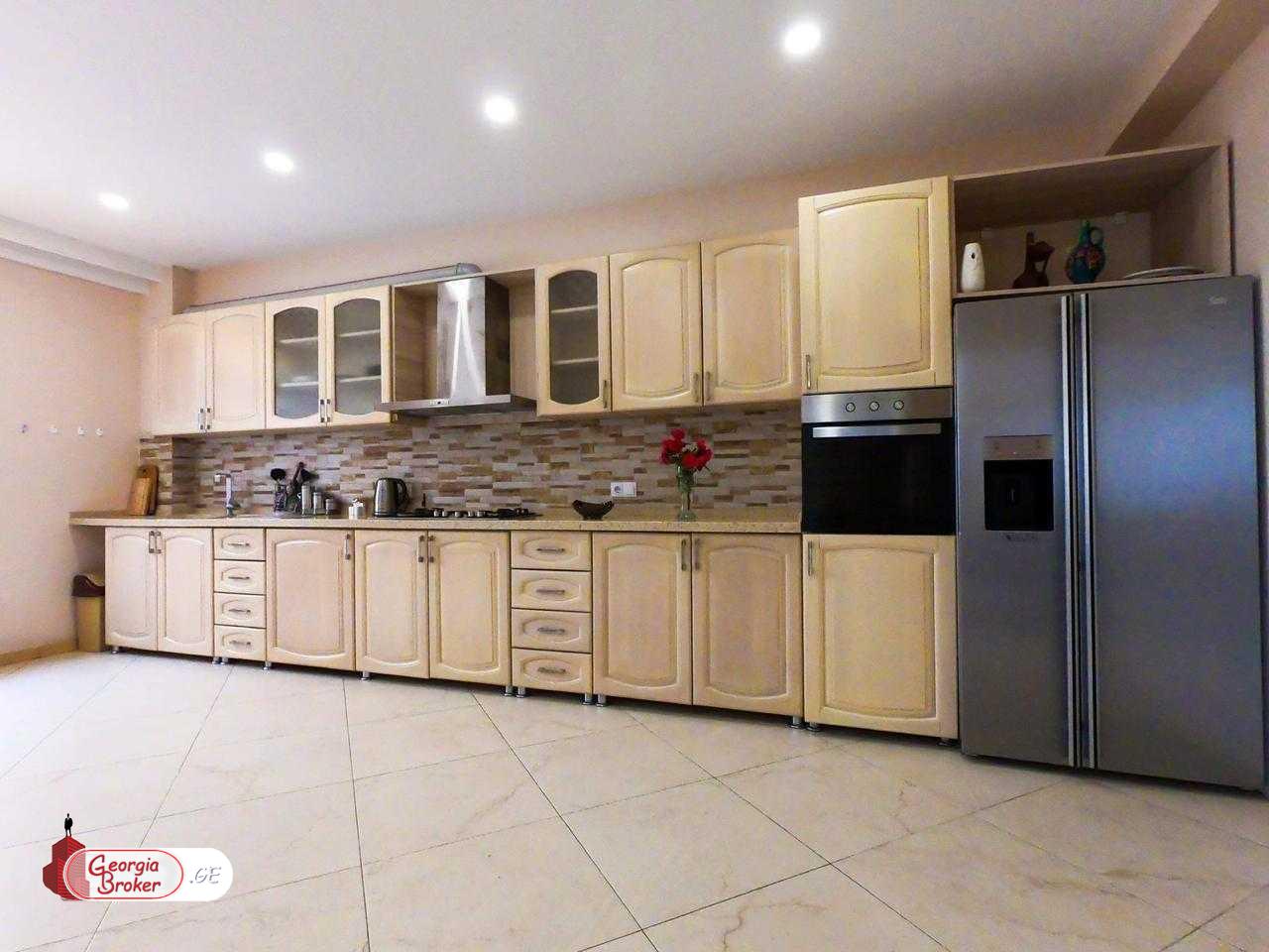 იყიდება ახალი გარემონტებული 9 ოთახიანი სახლი