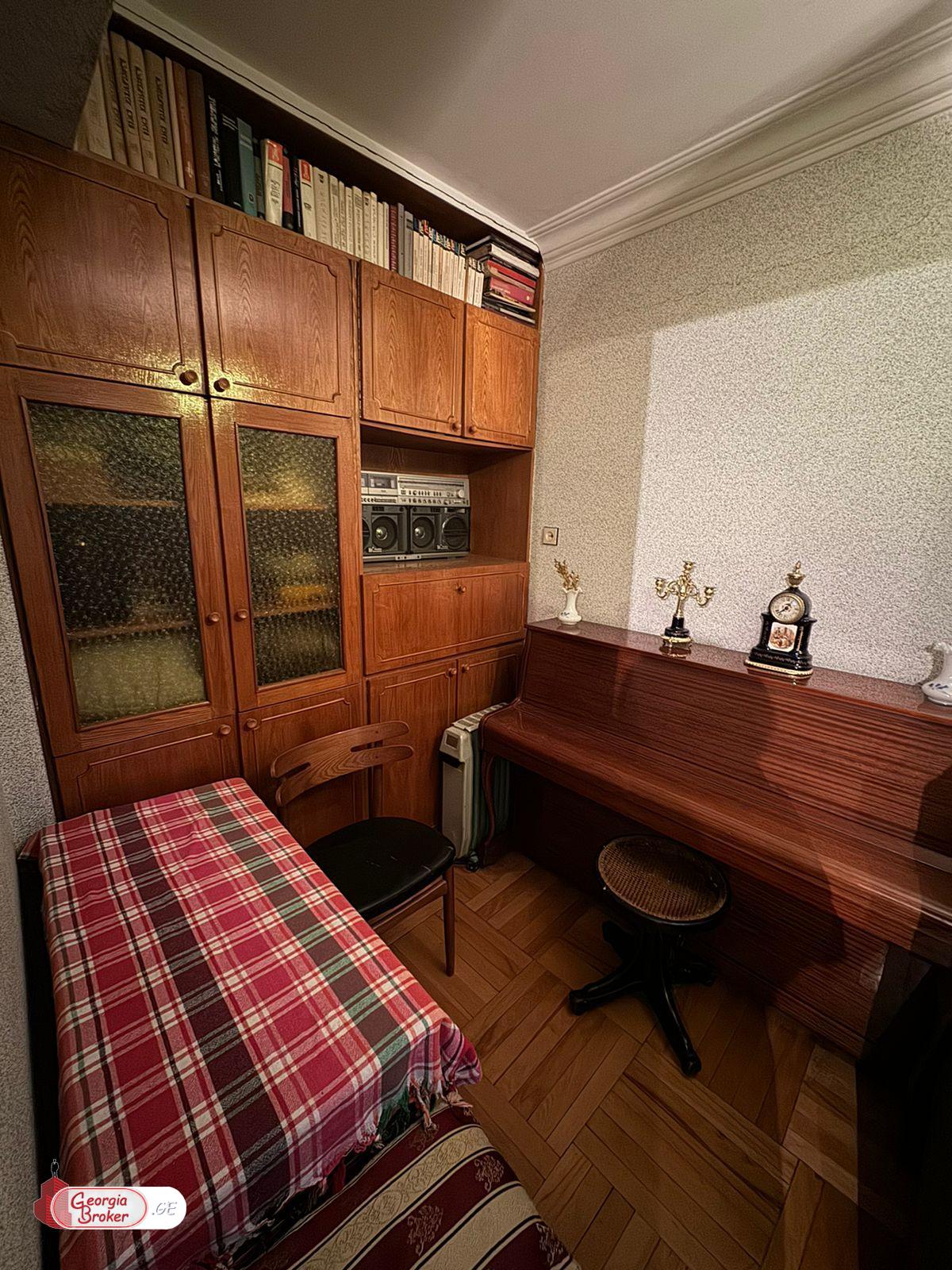 იყიდება ახალი გარემონტებული 4 ოთახიანი ბინა