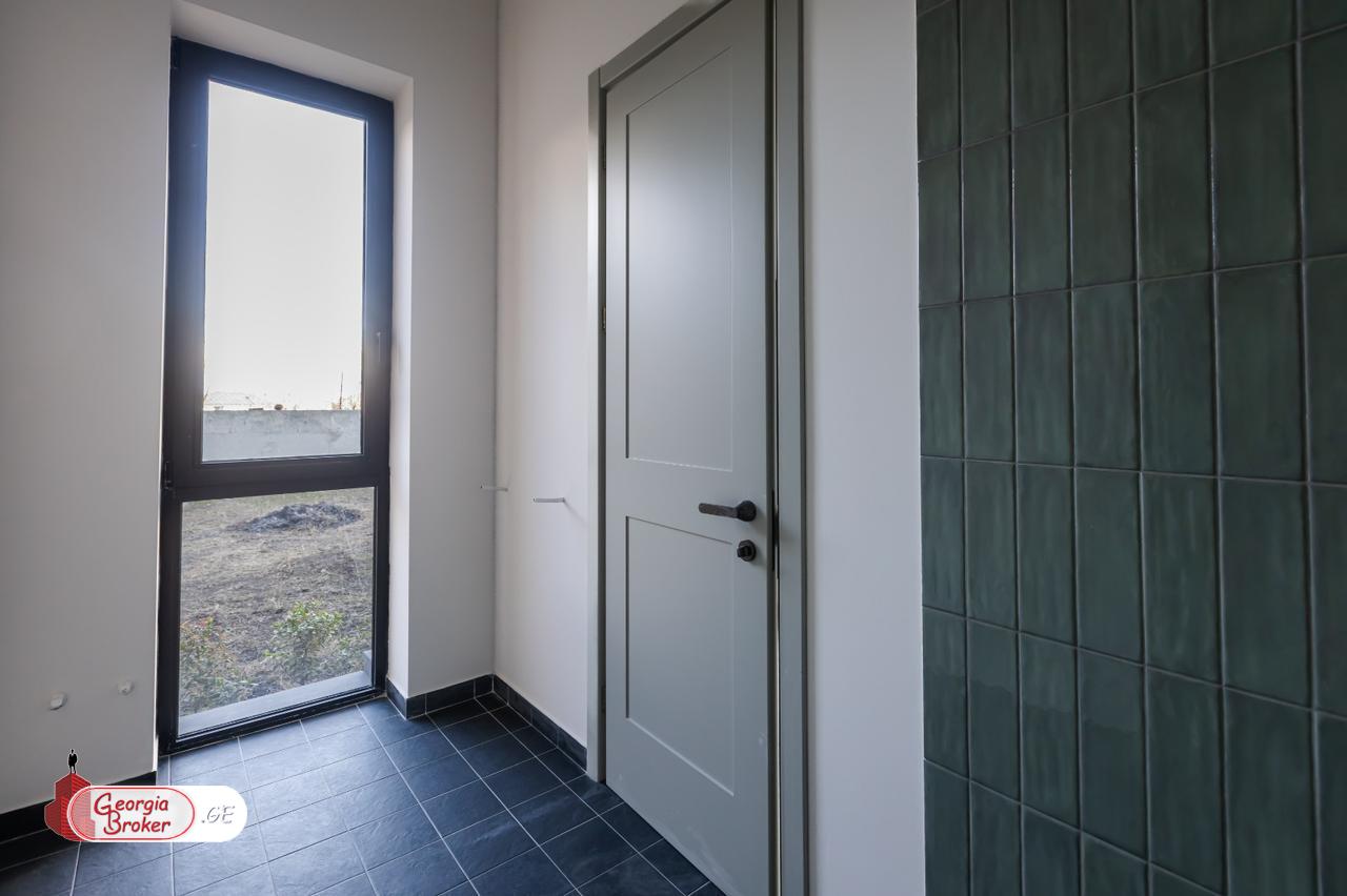 продается дом с новым ремонтом 5-комнат