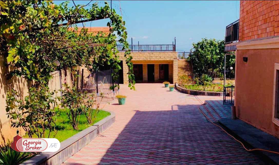 продается дом со старым ремонтом 11-комнат