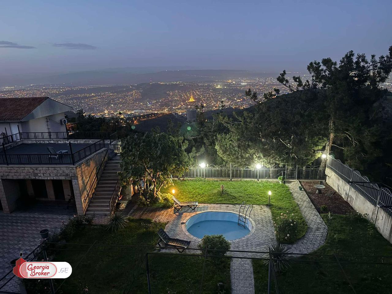 продается дом со старым ремонтом 11-комнат