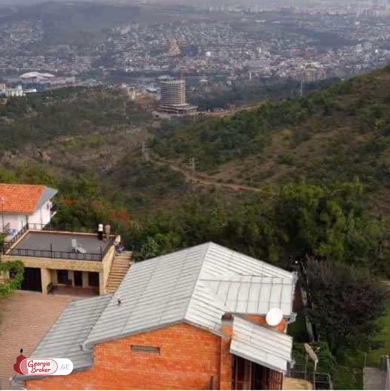 продается дом со старым ремонтом 11-комнат