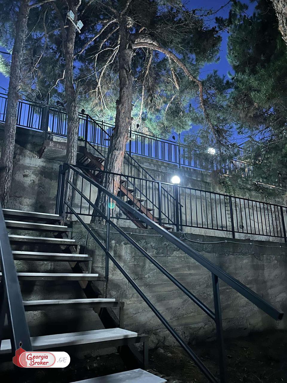 продается дом со старым ремонтом 11-комнат