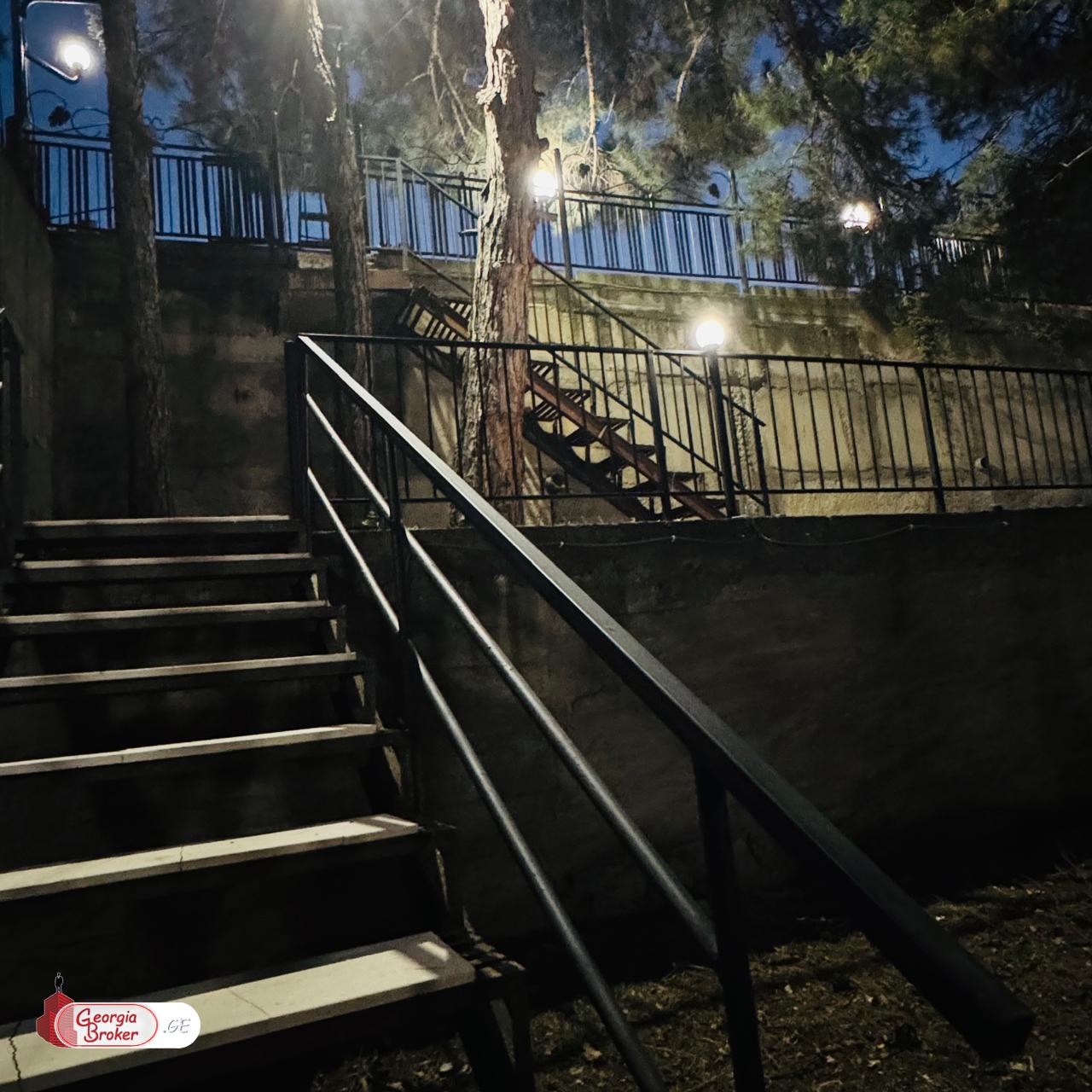 продается дом со старым ремонтом 11-комнат