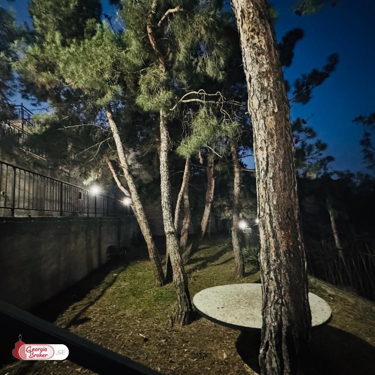 продается дом со старым ремонтом 11-комнат