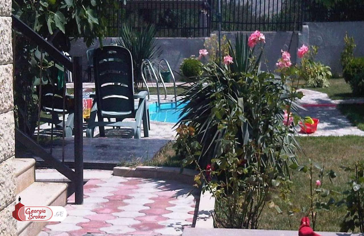 продается дом со старым ремонтом 11-комнат