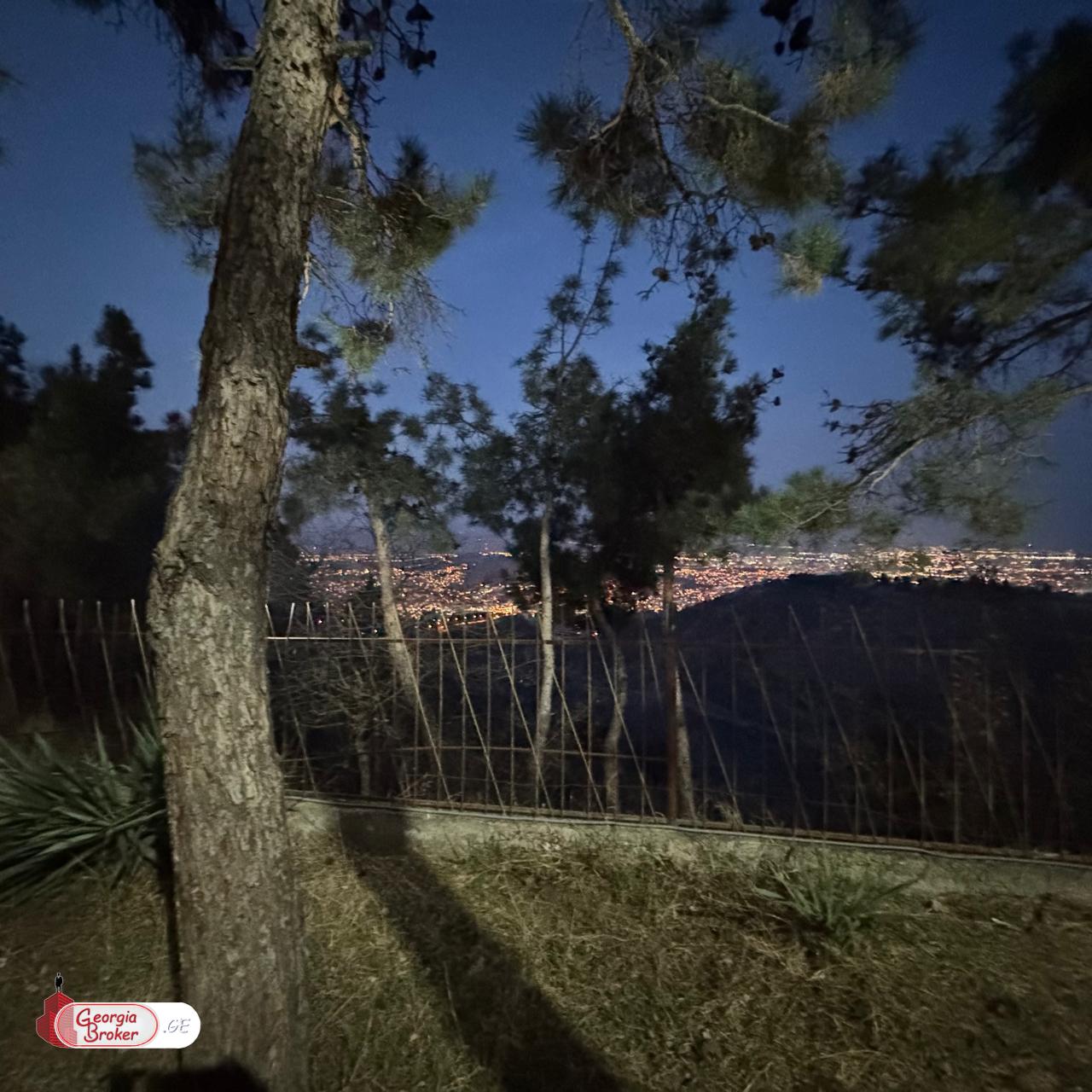 продается дом со старым ремонтом 11-комнат