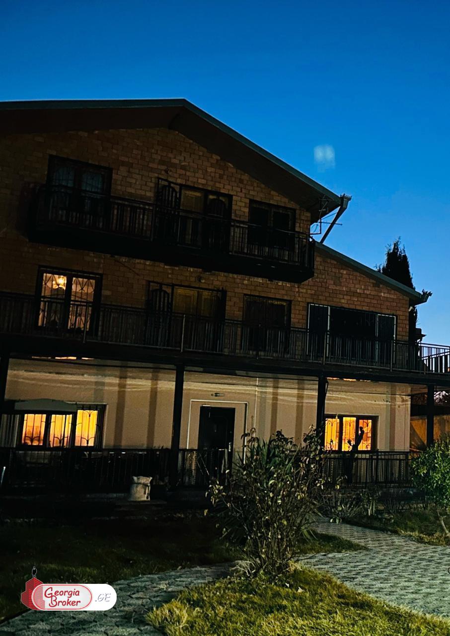 продается дом со старым ремонтом 11-комнат