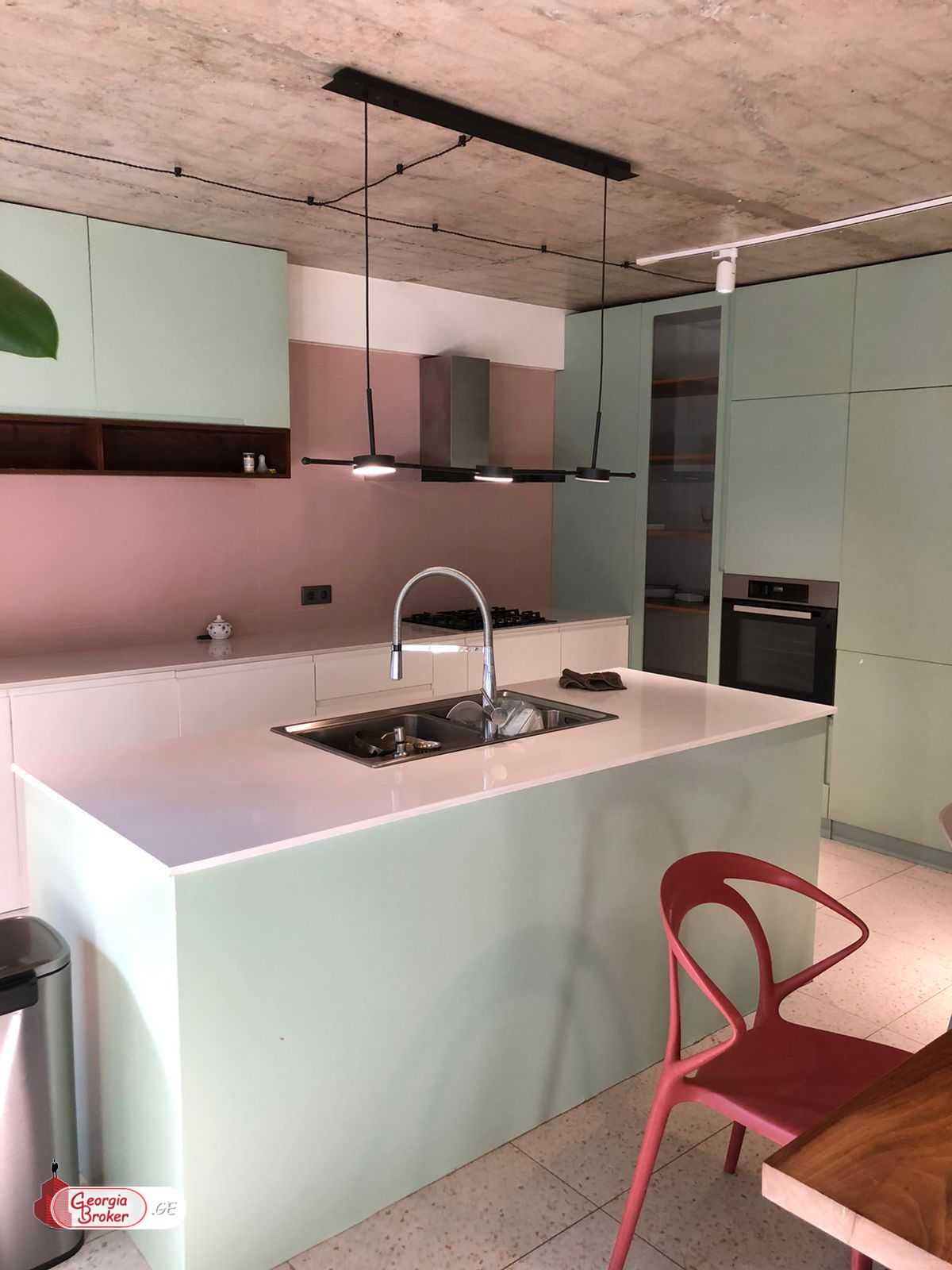 продается дом с новым ремонтом 8-комнат