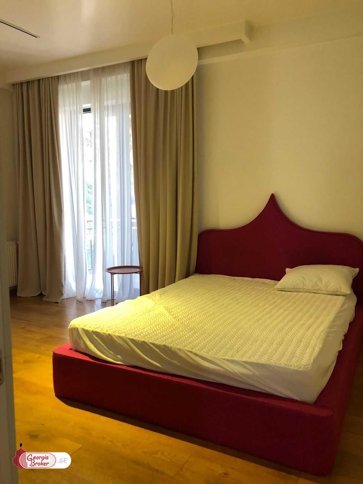 продается дом с новым ремонтом 8-комнат