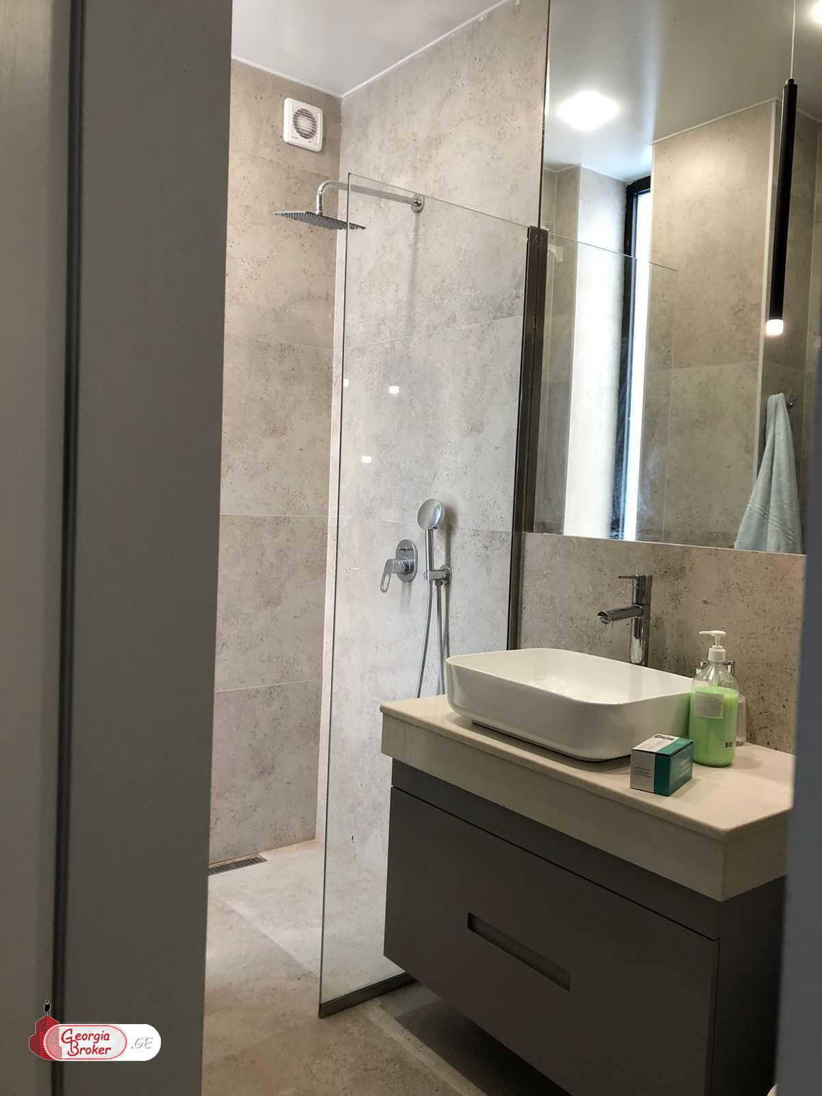 продается дом с новым ремонтом 8-комнат