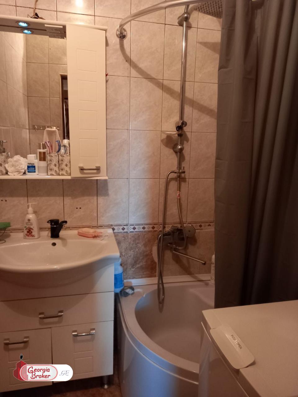 продается квартира с новым ремонтом 3-комнаты