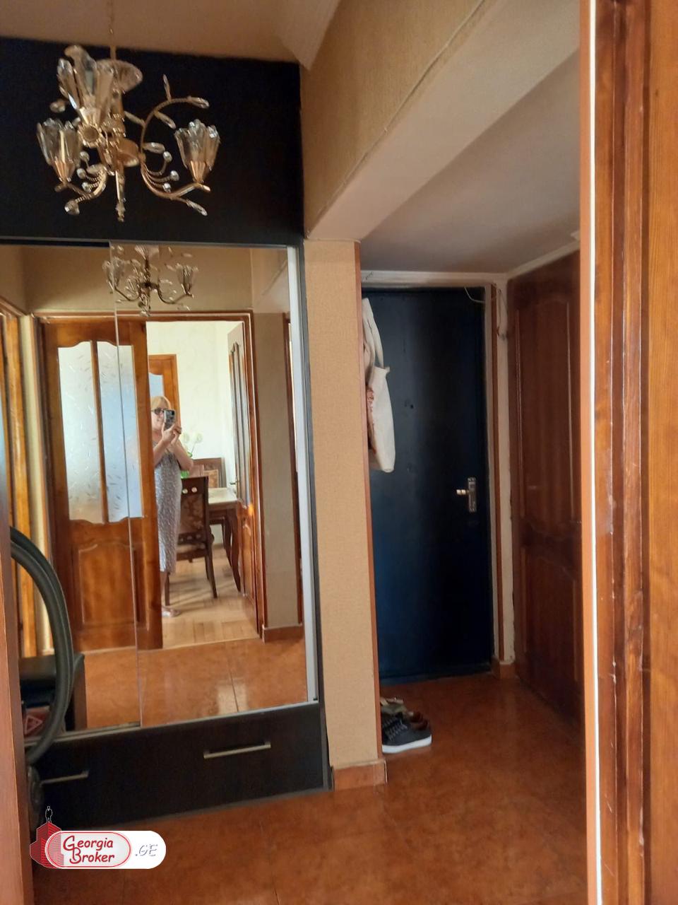 продается квартира с новым ремонтом 3-комнаты