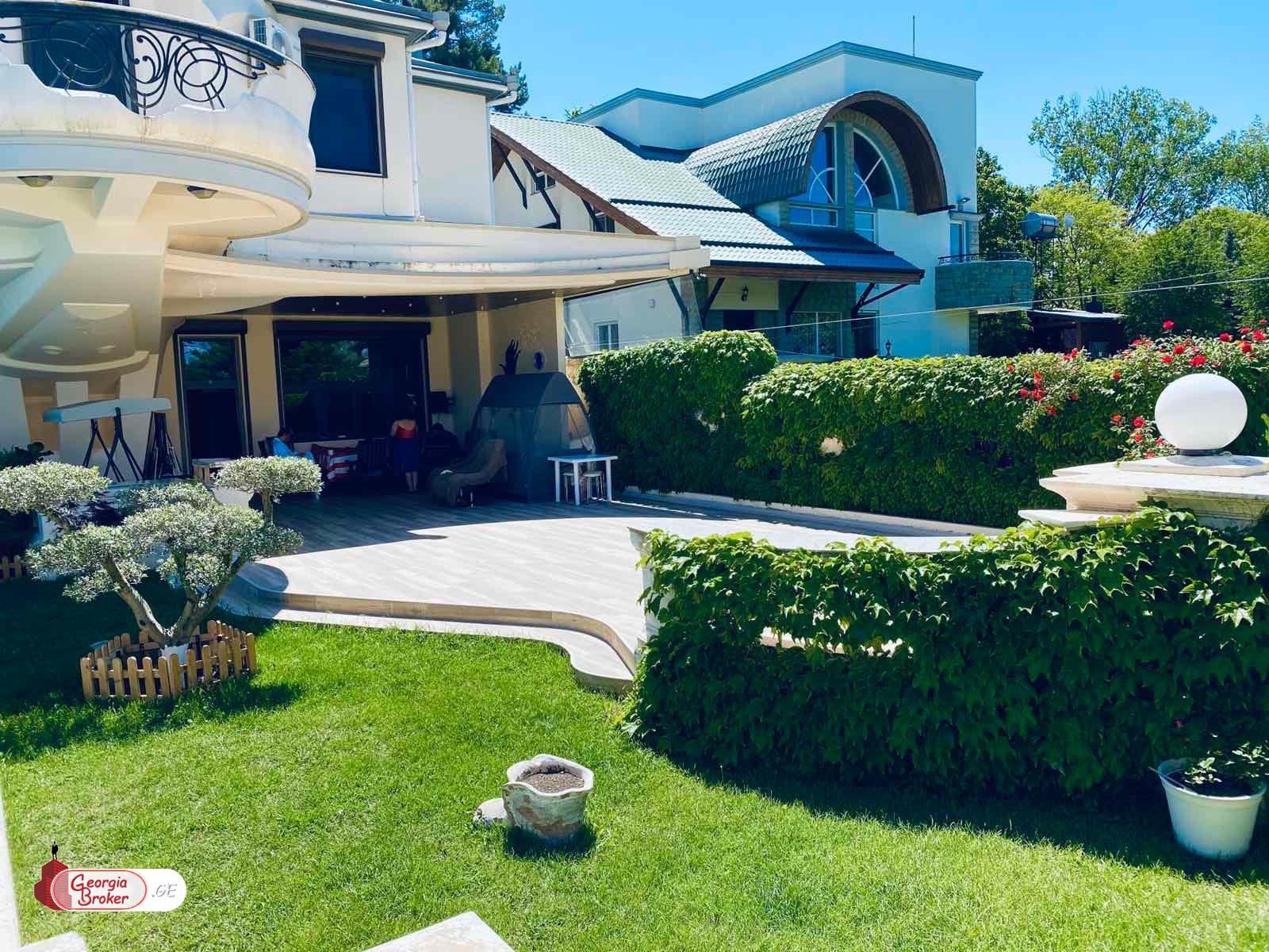 nearly repaired 10-room house for sale