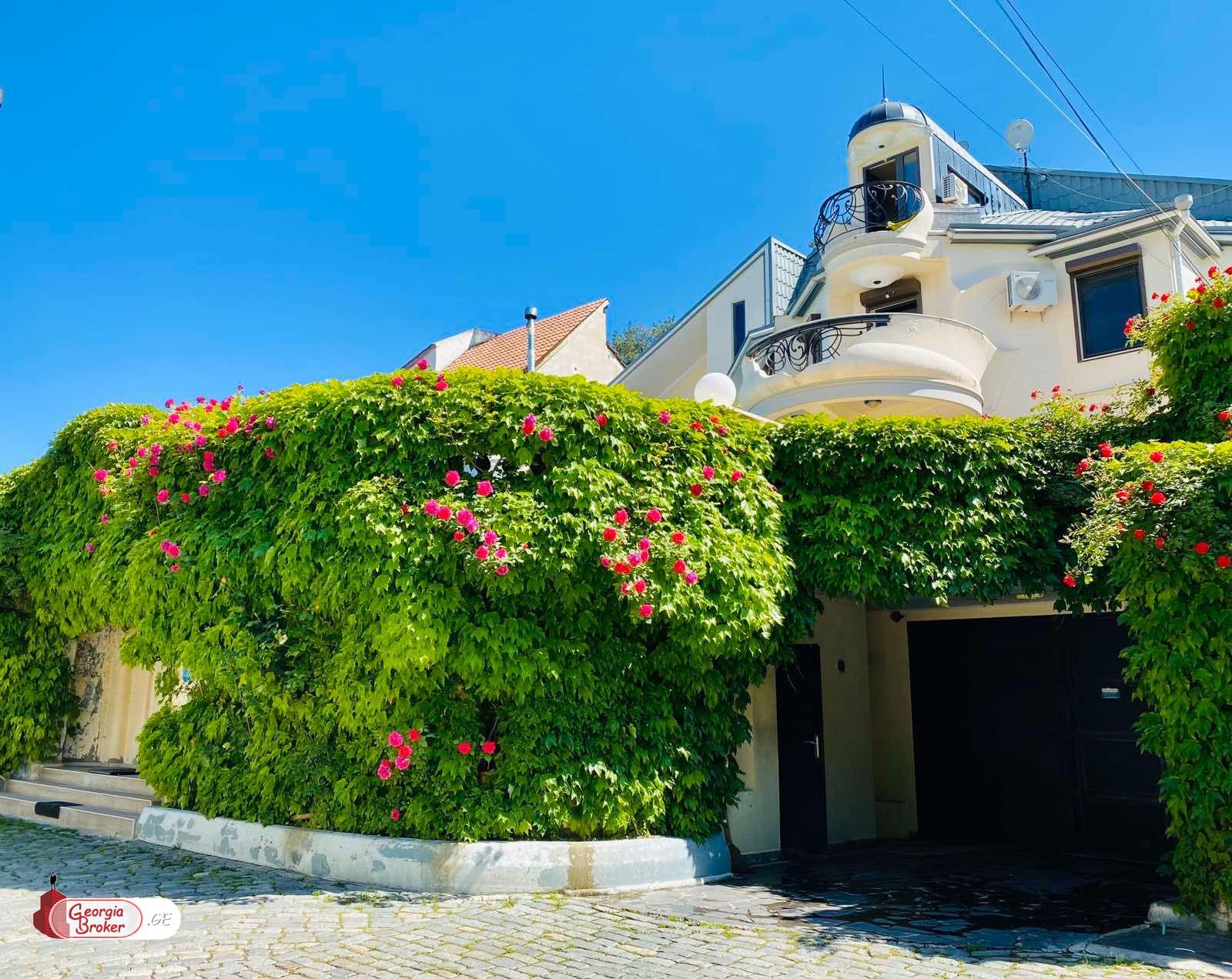 nearly repaired 10-room house for sale